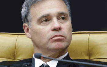 Mendonça procura Fachin e chama decisão de Dino de ilegal
