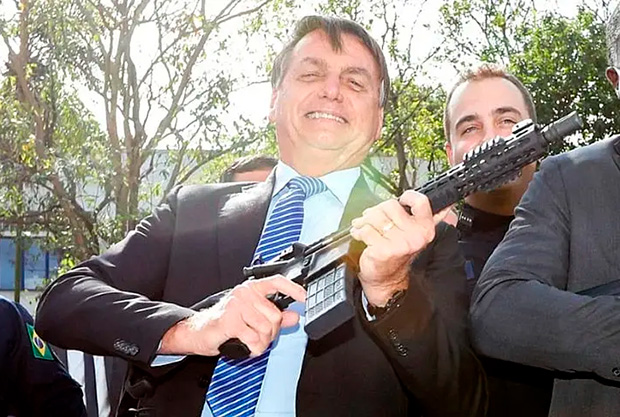 Moraes define o destino do arsenal apreendido de Jair Bolsonaro