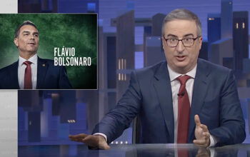 Na HBO, comediante John Oliver chama Flávio Bolsonaro de “um bosta perigoso”