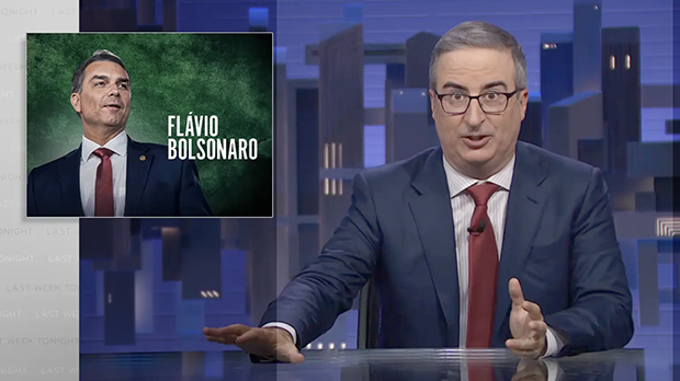 Na HBO, comediante John Oliver chama Flávio Bolsonaro de “um bosta perigoso”