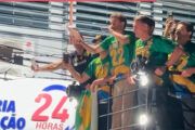 Nikolas Ferreira joga picanha para apoiadores durante ato político em Minas Gerais