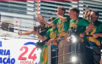 Nikolas Ferreira joga picanha para apoiadores durante ato político em Minas Gerais
