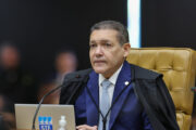 Nunes Marques atende Flávio Bolsonaro e manda Lula apagar vídeo de comício