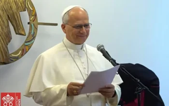 Papa Leão XIV visita migrantes antes de missa em Paris: "Dignidade e paz"
