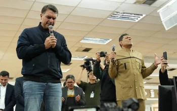 Pastor Valdemiro exibe VÍDEO de Mendonça em culto com Flávio Bolsonaro e Tarcísio