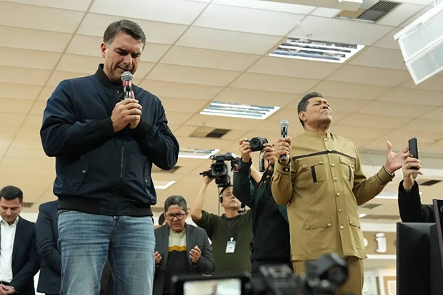 Pastor Valdemiro exibe VÍDEO de Mendonça em culto com Flávio Bolsonaro e Tarcísio