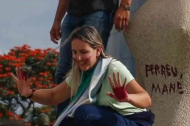PGR pede regime semiaberto para a golpista Débora do Batom