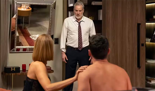 ‘Quem ama cuida’: Ademir flagra Dora na cama com André