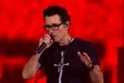 Dinho Ouro Preto cobra Vorcaro e STF antes de tocar “Que País é Este” no Rock in Rio