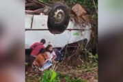 Micro-ônibus cai em ribanceira na BR-174 e deixa 17 feridos no Amazonas