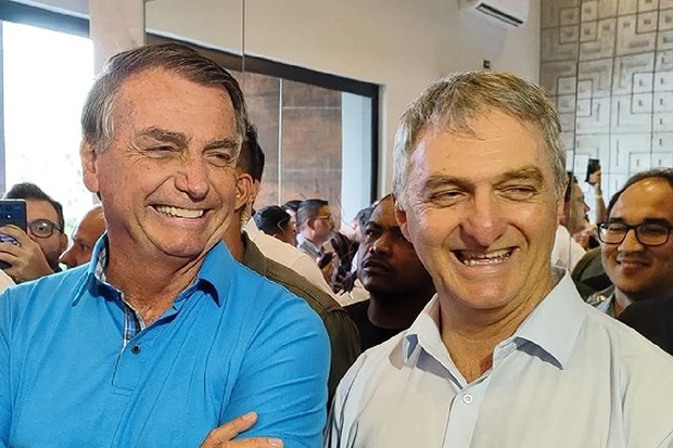 Bolsonaro solicita a Moraes autorização para receber visita do irmão Renato