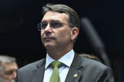 Flávio Bolsonaro foge de perguntas sobre repasse de US$ 1,66 milhão de Vorcaro