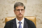 Ex-banqueiro Daniel Vorcaro levou filho de Paulo Gonet a Londres, indicam mensagens