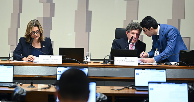 Comissão mista do Congresso aprova fim da taxa das blusinhas