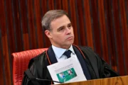 Mendonça atende a determinação de Fachin e derruba sigilo de ação sobre pagamentos de Vorcaro