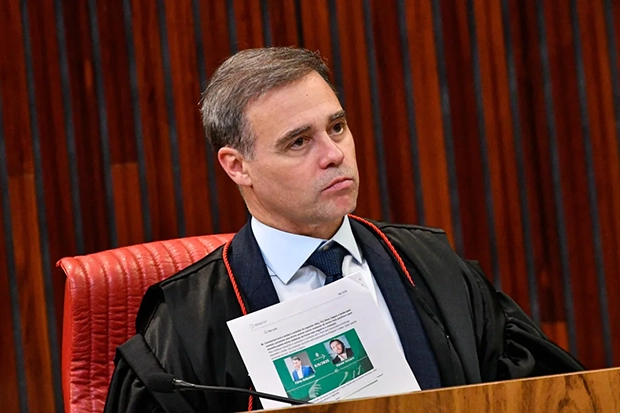 Mendonça atende a determinação de Fachin e derruba sigilo de ação sobre pagamentos de Vorcaro