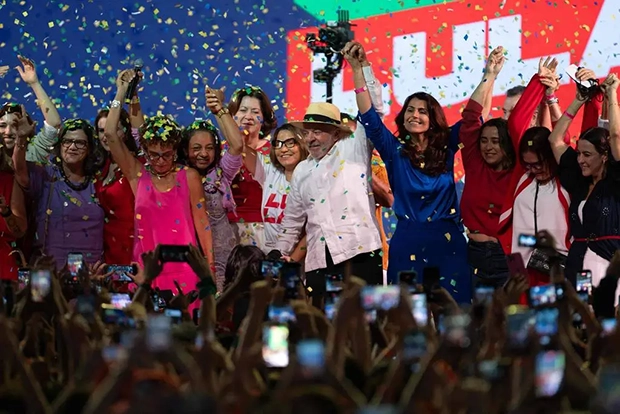 Lula abre 13 pontos sobre Flávio entre mulheres no 2º turno, diz pesquisa