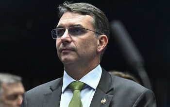 Flávio Bolsonaro foge de perguntas sobre repasse de US$ 1,66 milhão de Vorcaro