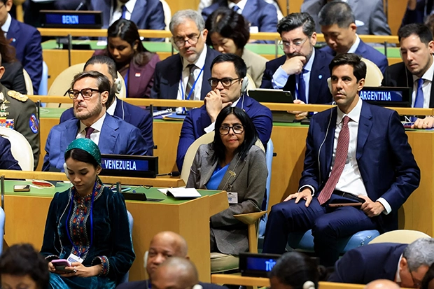 Venezuelanos protestam contra Delcy Rodríguez na ONU: “Não nos representa”