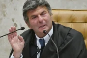 Fux suspende decisão de Dino que restabelecia posts de Nossa Senhora