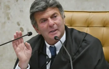 Fux suspende decisão de Dino que restabelecia posts de Nossa Senhora