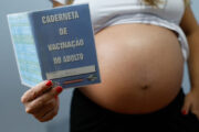 Resistência às vacinas contra gripe e covid coloca gestantes em risco