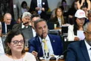 Rogério Marinho pede vista e atrasa aprovação do fim da escala 6×1 pela CCJ do Senado