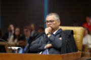 Se depender de Flávio Bolsonaro, Dino não julgará desvios de emendas