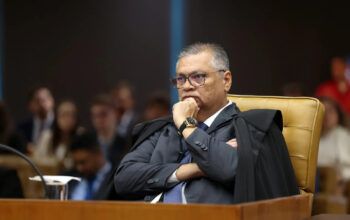 Se depender de Flávio Bolsonaro, Dino não julgará desvios de emendas