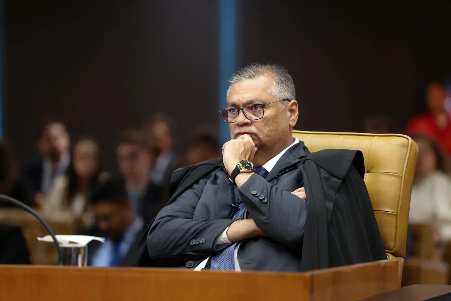 Se depender de Flávio Bolsonaro, Dino não julgará desvios de emendas