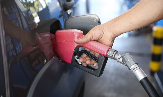 Governo federal mantém subsídio de R$ 2,12 ao diesel  por 30 dias