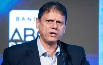 Tarcísio recebe R$ 1,15 milhão de bilionários donos da Leroy Merlin