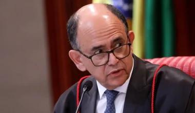 TSE admite ação de Flávio Bolsonaro que pede cassação de Lula por desfile no carnaval