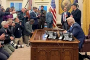 TVs dos EUA suspendem cobertura da Casa Branca após censura de Trump