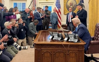 TVs dos EUA suspendem cobertura da Casa Branca após censura de Trump