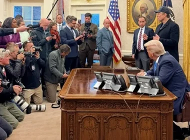 TVs dos EUA suspendem cobertura da Casa Branca após censura de Trump