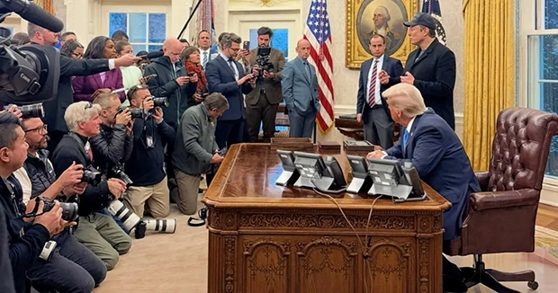 TVs dos EUA suspendem cobertura da Casa Branca após censura de Trump