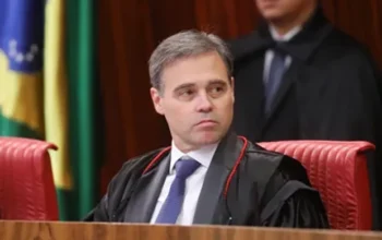 Voto de Mendonça no STF favoreceu Banco Master e o próprio irmão, aponta Dino