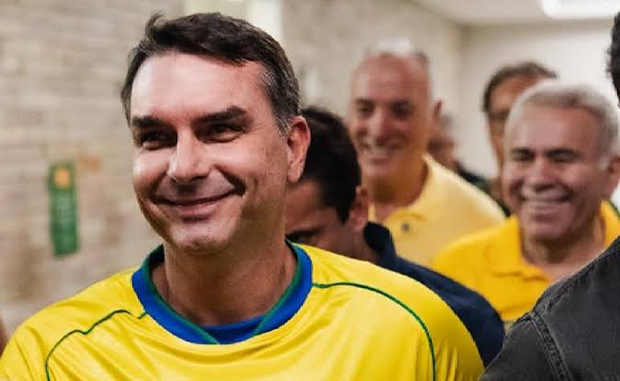 Além do PM matador de Ana Clara, Flávio Bolsonaro foi advogado de outros PMs acusados de matar inocentes
