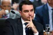 Alexandre de Moraes intima Flávio Bolsonaro a entregar passaportes