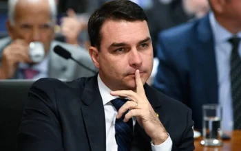 Alexandre de Moraes intima Flávio Bolsonaro a entregar passaportes