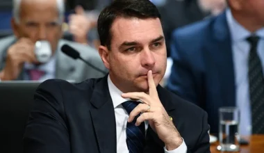 Alexandre de Moraes intima Flávio Bolsonaro a entregar passaportes