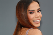 Anitta faz piada com carta golpista de Flávio Bolsonaro: “Me autodeclaro sem celulite”