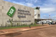 Avião suspeito de levar Flávio é impedido de decolar na Argentina, diz TV