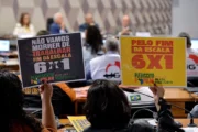 Bolsonaristas tentam adiar votação sobre escala 6×1 para depois da eleição