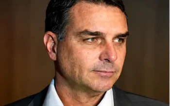 Campanha de Flávio pede ao TSE suspensão de canal de Janones