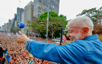 Campanha de Lula promove ato pela democracia na Faculdade de Direito do Recife