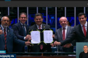 Com a presença do presidente Lula, Congresso Nacional promulga PEC do fim da escala 6×1