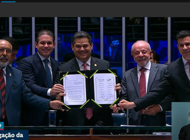 Com a presença do presidente Lula, Congresso Nacional promulga PEC do fim da escala 6×1