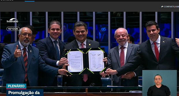 Com a presença do presidente Lula, Congresso Nacional promulga PEC do fim da escala 6×1